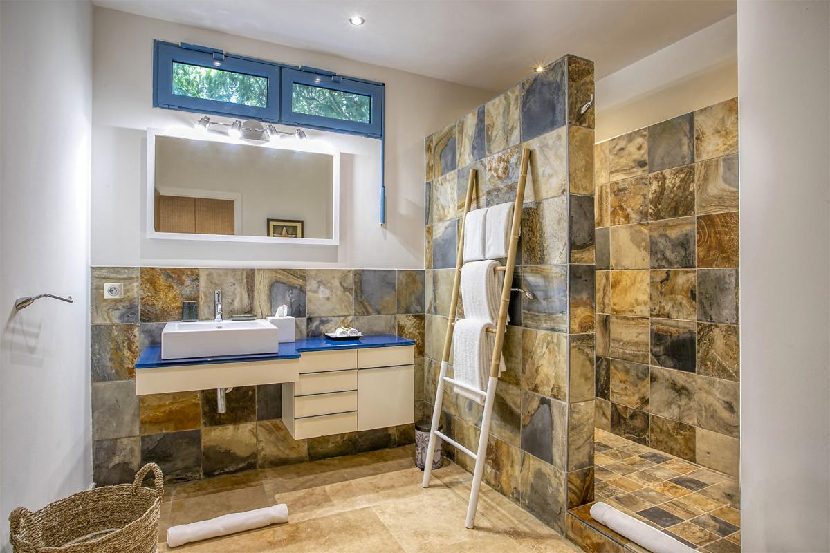 30-LesPalmiersBleus_Bathroom3_Location villa avec piscine terres basses saint martin